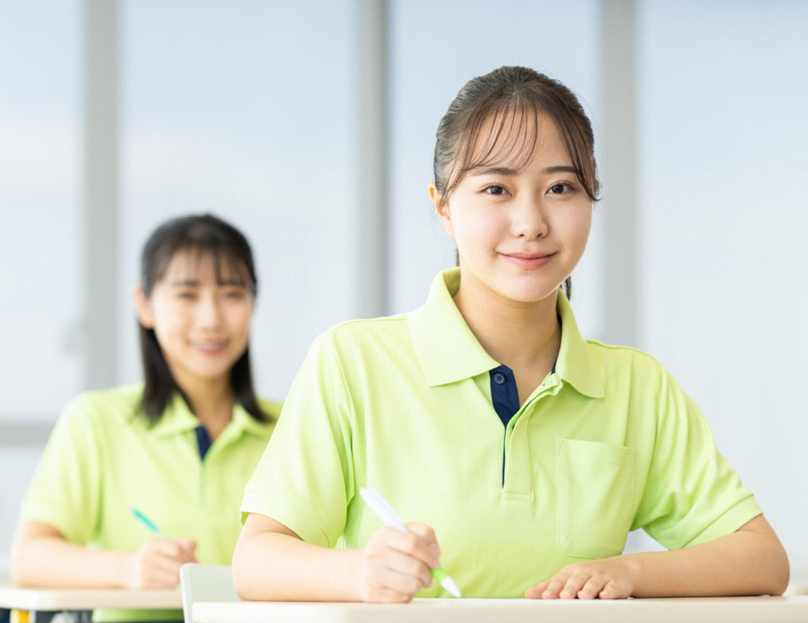 勉強しているスタッフ